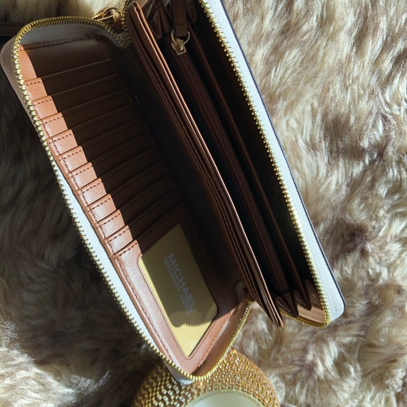 *NEW* Michael Kors Large Logo Continental Wallet